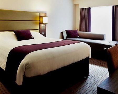 Premier Inn Premier Inn Heathrow Airport Terminal 4 Stanwell ภายนอก รูปภาพ
